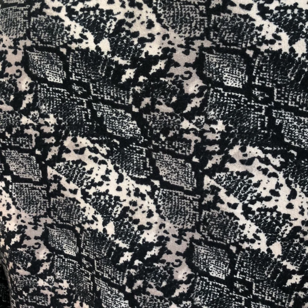 ZARA Women's Small Black Snakeskin Print Long Sleeve Crop Top‎ Cozy Comfy